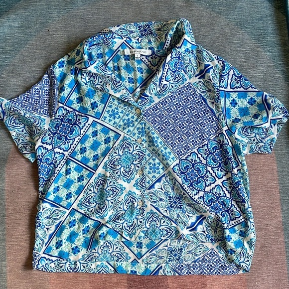 Rose & Olive Vibrant Blue Bohemian Paisley Button Down Crop Blouse - Picture 9 of 12
